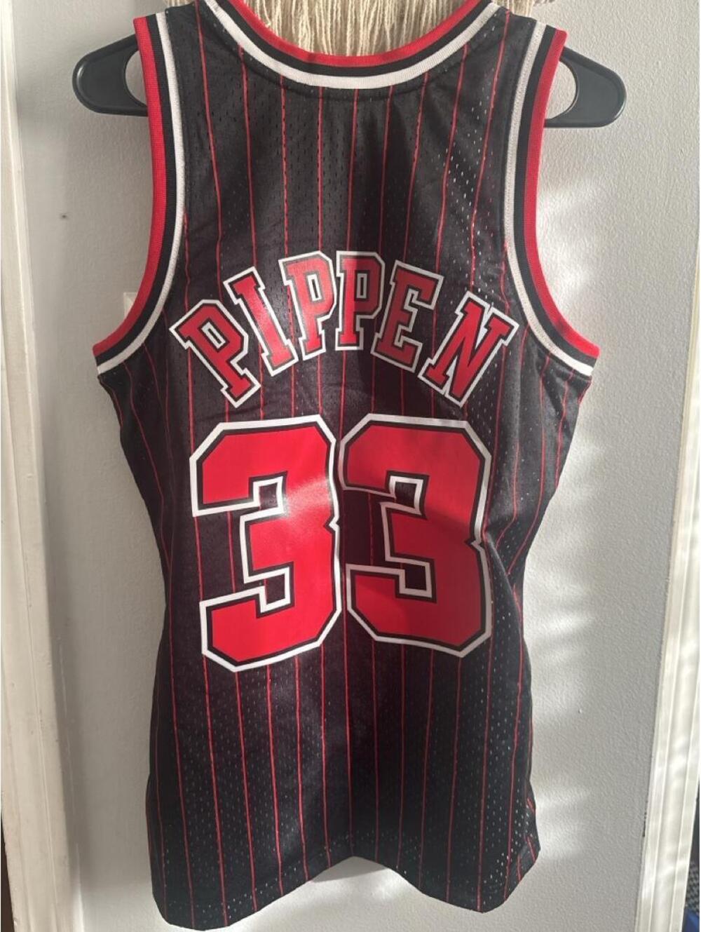 Mitchell & Ness Scottie Pippen Chicago Bulls Swingman Jersey Black Red Size S - Picture 6 of 6
